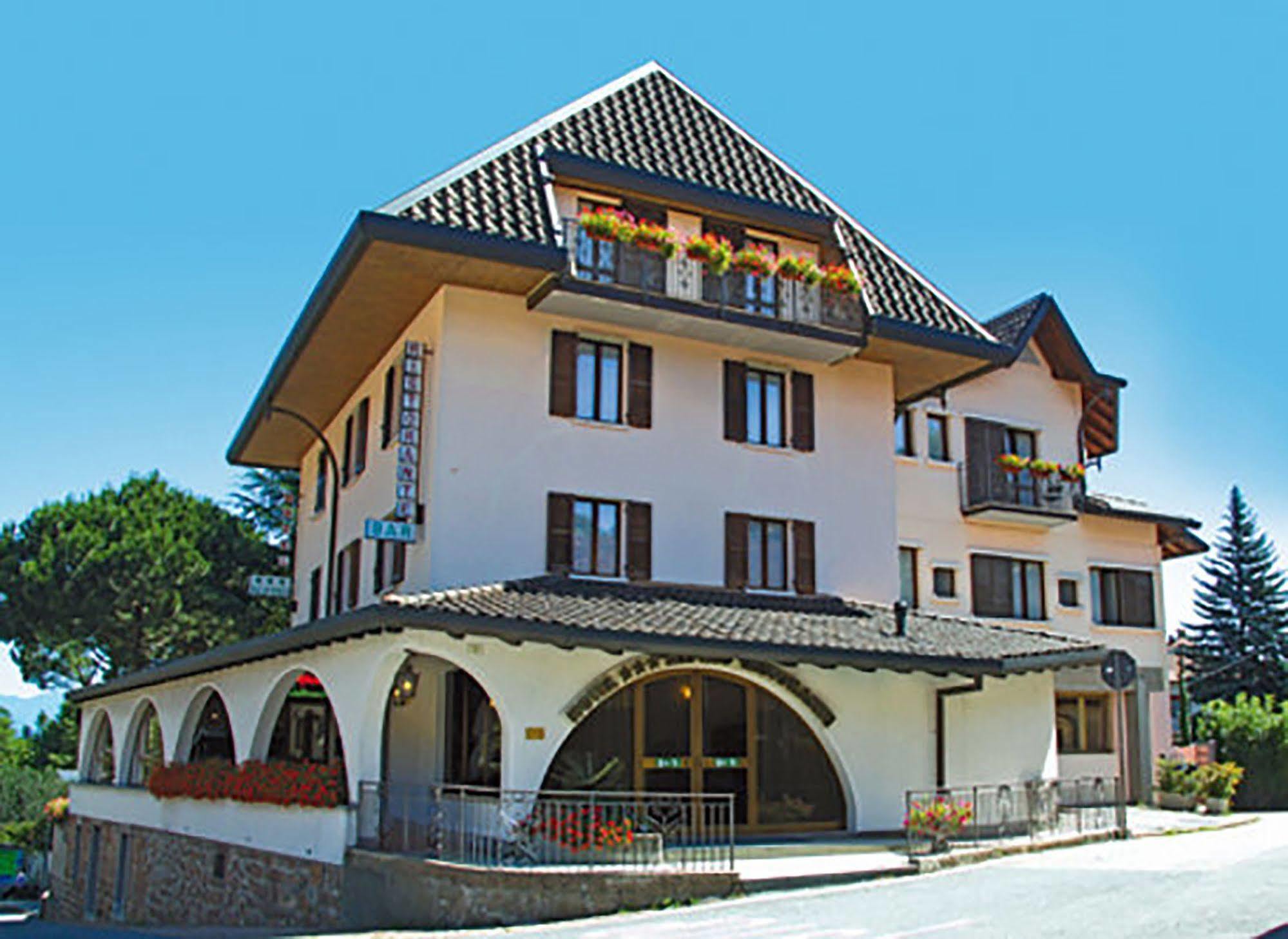 Hotel Alpino Cuasso Al Monte エクステリア 写真